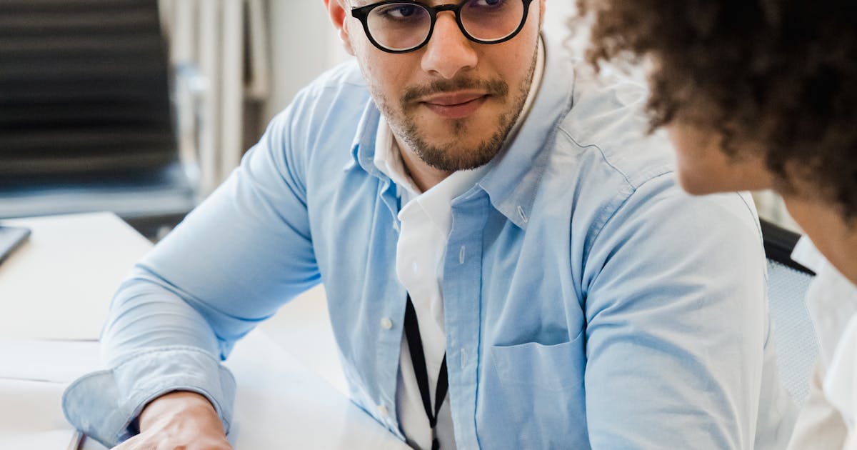 Professionnels discutant d un projet dans un bureau lumineux