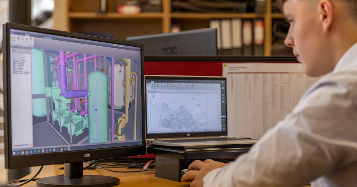 Ingenieur travaillant sur un logiciel technique en bureau